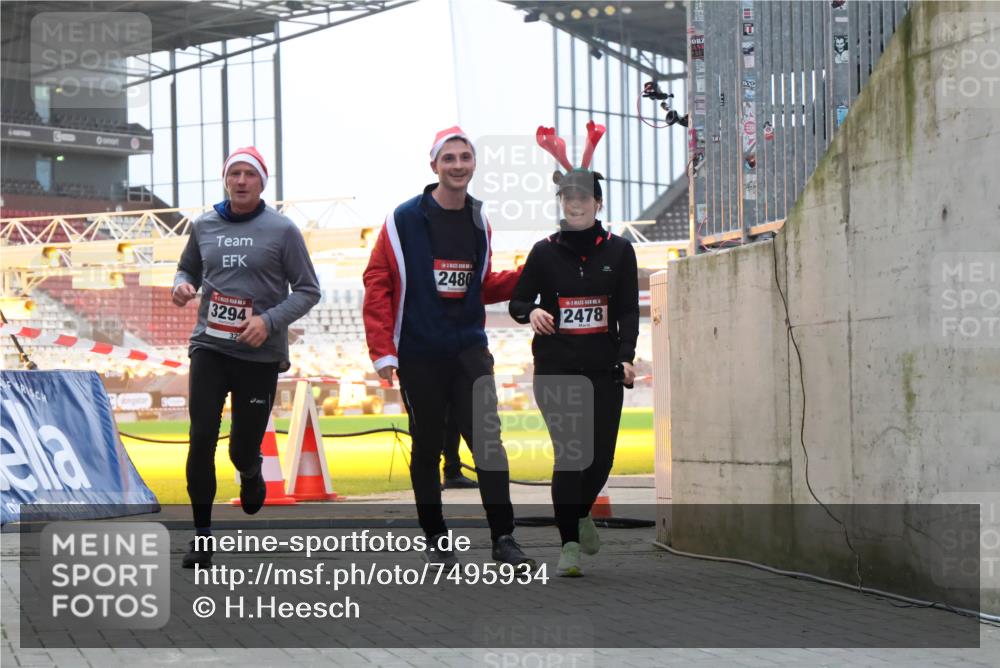 08.12.2024 - St. Pauli X-Mass-Run No. 14 H.Heesch http://msf.ph/oto/7495934 08.12.2024 10:00:10 Ziel 100, 2932, 123, 2478, 2480, 2739, 2958, 3294 meine-sportfotos.de