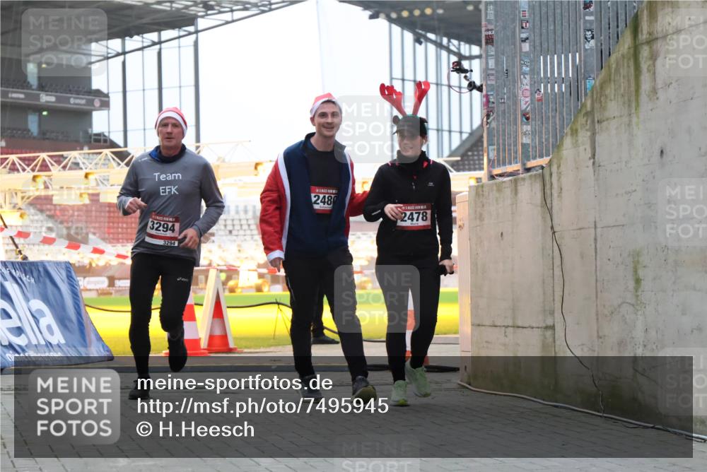 08.12.2024 - St. Pauli X-Mass-Run No. 14 H.Heesch http://msf.ph/oto/7495945 08.12.2024 10:00:10 Ziel 100, 2932, 123, 2478, 2480, 2739, 2958, 3294 meine-sportfotos.de