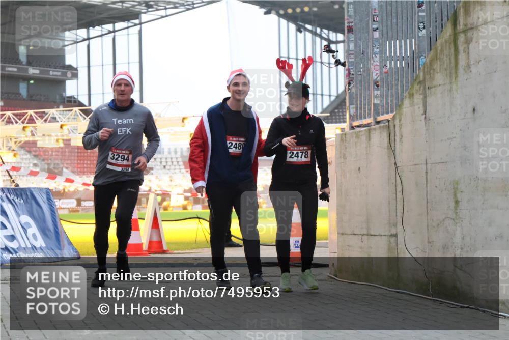 08.12.2024 - St. Pauli X-Mass-Run No. 14 H.Heesch http://msf.ph/oto/7495953 08.12.2024 10:00:10 Ziel 100, 2932, 123, 2478, 2480, 2739, 2958, 3294 meine-sportfotos.de
