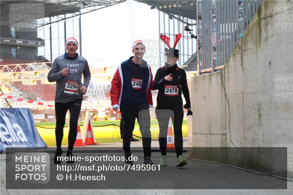 08.12.2024 - St. Pauli X-Mass-Run No. 14 H.Heesch http://msf.ph/oto/7495961 08.12.2024 10:00:10 Ziel 100, 2932, 123, 2478, 2480, 2739, 2958, 3294 meine-sportfotos.de