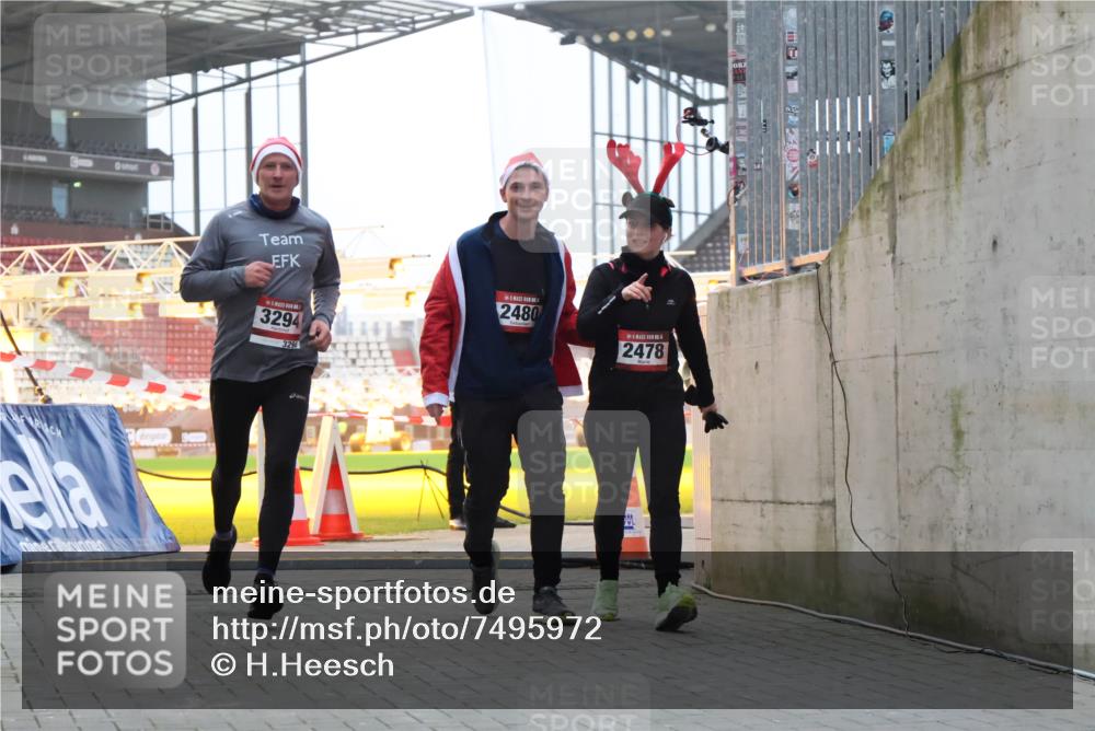 08.12.2024 - St. Pauli X-Mass-Run No. 14 H.Heesch http://msf.ph/oto/7495972 08.12.2024 10:00:10 Ziel 100, 2932, 123, 2478, 2480, 2739, 2958, 3294 meine-sportfotos.de