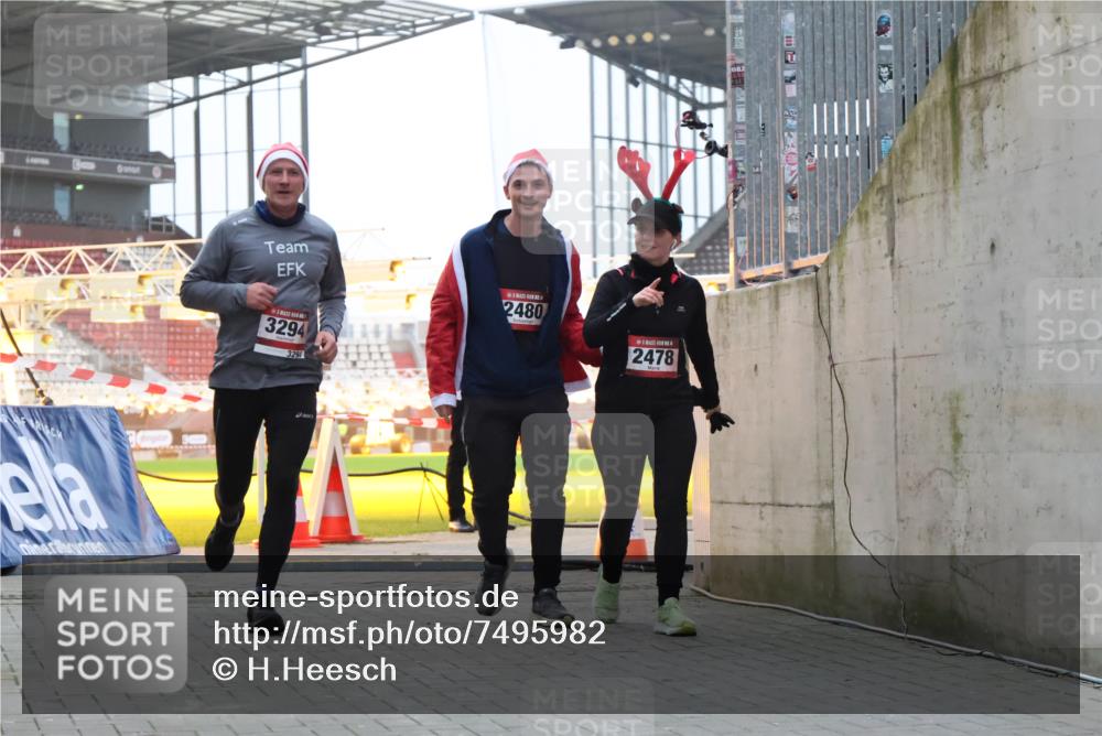 08.12.2024 - St. Pauli X-Mass-Run No. 14 H.Heesch http://msf.ph/oto/7495982 08.12.2024 10:00:10 Ziel 100, 2932, 123, 2478, 2480, 2739, 2958, 3294 meine-sportfotos.de