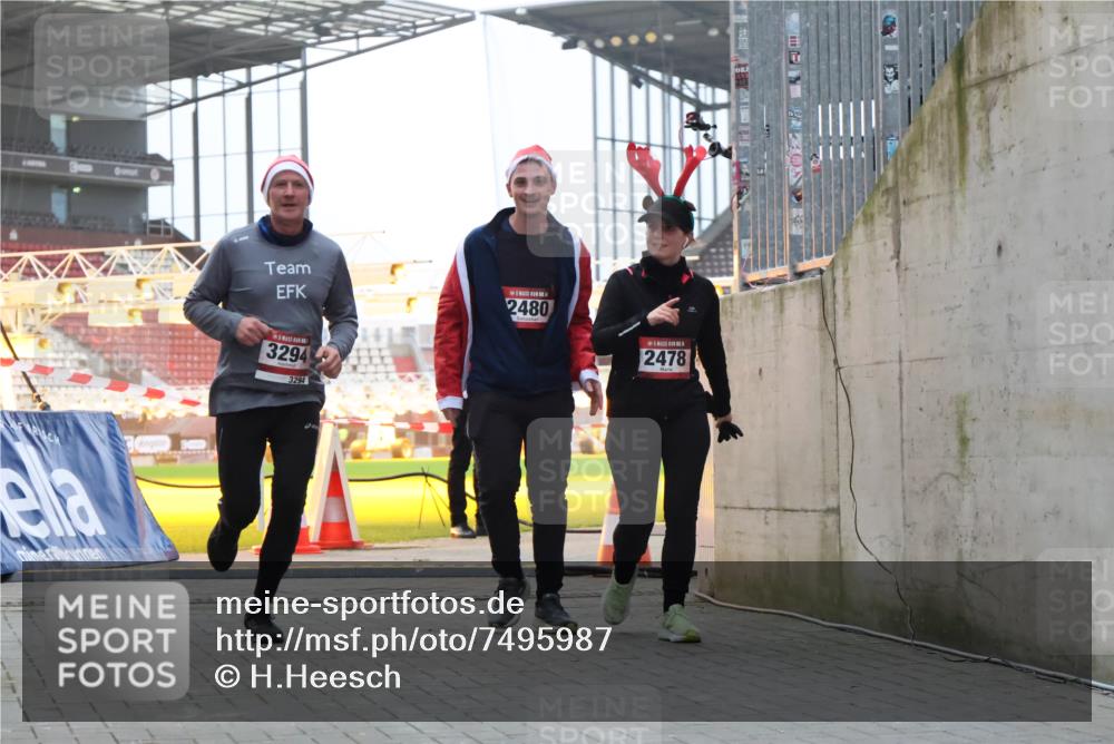 08.12.2024 - St. Pauli X-Mass-Run No. 14 H.Heesch http://msf.ph/oto/7495987 08.12.2024 10:00:10 Ziel 100, 2932, 123, 2478, 2480, 2739, 2958, 3294 meine-sportfotos.de