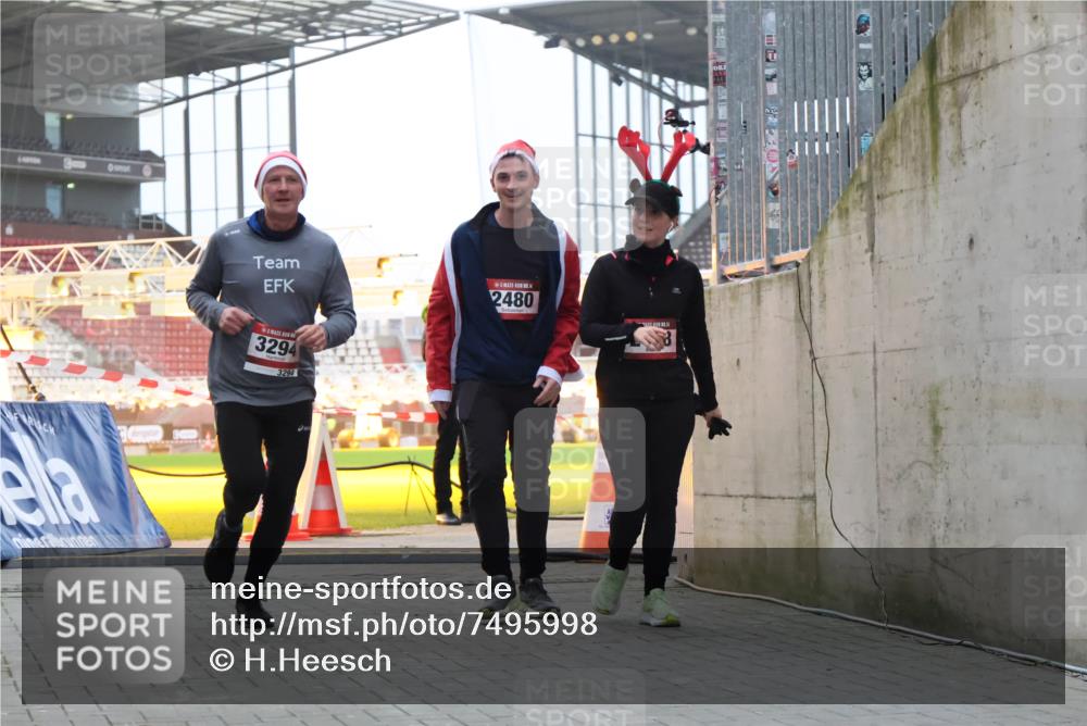08.12.2024 - St. Pauli X-Mass-Run No. 14 H.Heesch http://msf.ph/oto/7495998 08.12.2024 10:00:10 Ziel 100, 2932, 123, 2478, 2480, 2739, 2958, 3294 meine-sportfotos.de