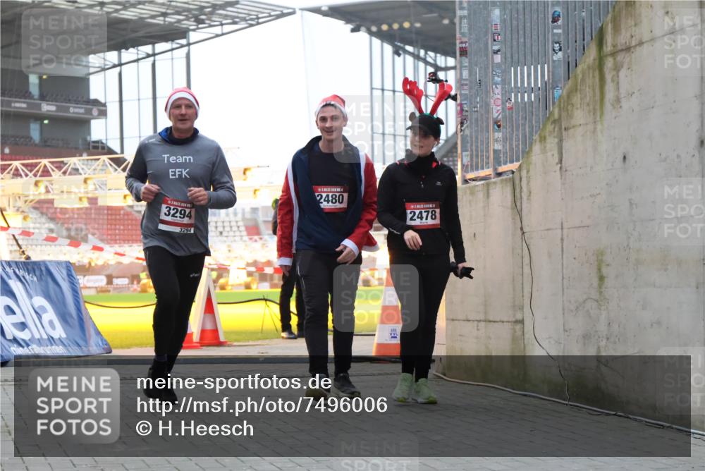 08.12.2024 - St. Pauli X-Mass-Run No. 14 H.Heesch http://msf.ph/oto/7496006 08.12.2024 10:00:11 Ziel 100, 2932, 123, 2478, 2480, 2739, 2958, 3294 meine-sportfotos.de