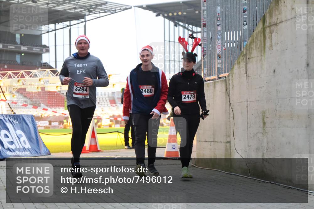 08.12.2024 - St. Pauli X-Mass-Run No. 14 H.Heesch http://msf.ph/oto/7496012 08.12.2024 10:00:11 Ziel 100, 2932, 123, 2478, 2480, 2739, 2958, 3294 meine-sportfotos.de