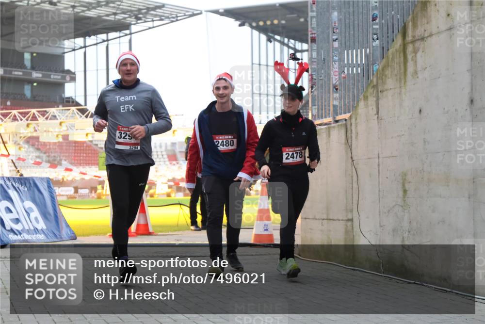 08.12.2024 - St. Pauli X-Mass-Run No. 14 H.Heesch http://msf.ph/oto/7496021 08.12.2024 10:00:11 Ziel 100, 2932, 123, 2478, 2480, 2739, 2958, 3294 meine-sportfotos.de