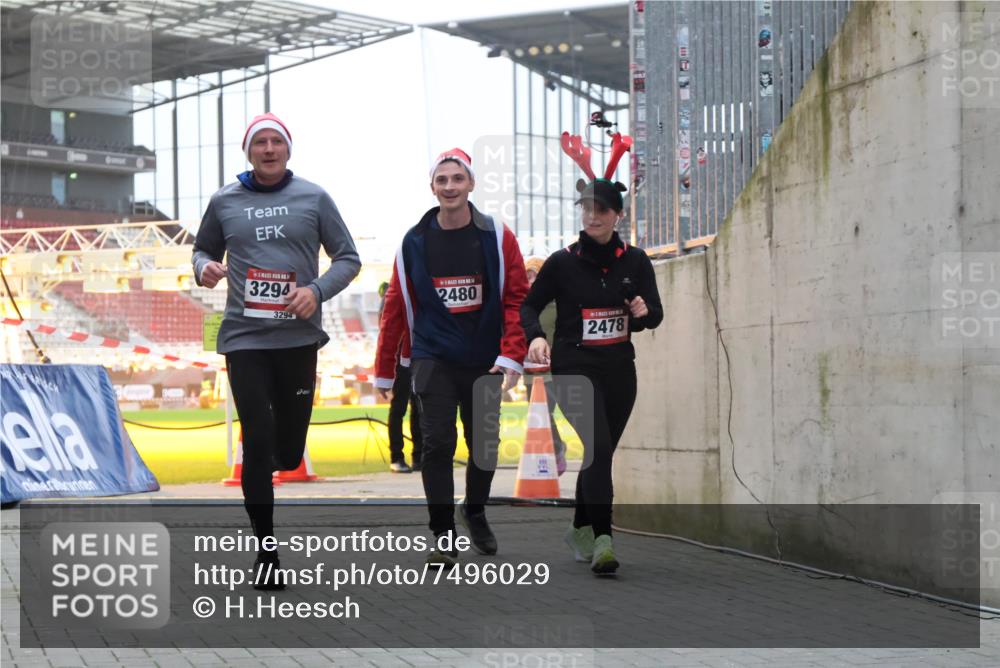 08.12.2024 - St. Pauli X-Mass-Run No. 14 H.Heesch http://msf.ph/oto/7496029 08.12.2024 10:00:11 Ziel 100, 2932, 123, 2478, 2480, 2739, 2958, 3294 meine-sportfotos.de