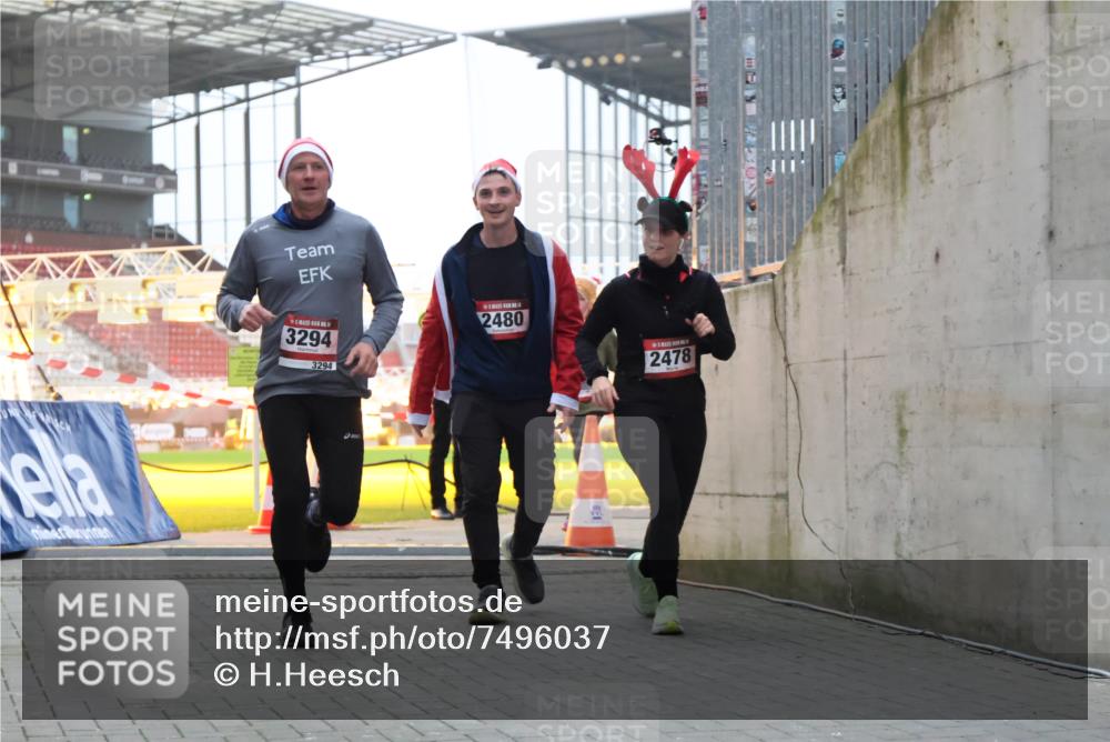 08.12.2024 - St. Pauli X-Mass-Run No. 14 H.Heesch http://msf.ph/oto/7496037 08.12.2024 10:00:11 Ziel 100, 2932, 123, 2478, 2480, 2739, 2958, 3294 meine-sportfotos.de
