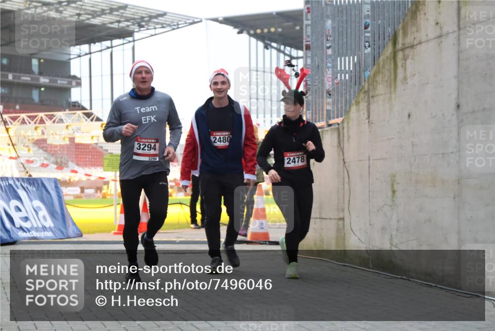 08.12.2024 - St. Pauli X-Mass-Run No. 14 H.Heesch http://msf.ph/oto/7496046 08.12.2024 10:00:11 Ziel 100, 2932, 123, 2478, 2480, 2739, 2958, 3294 meine-sportfotos.de