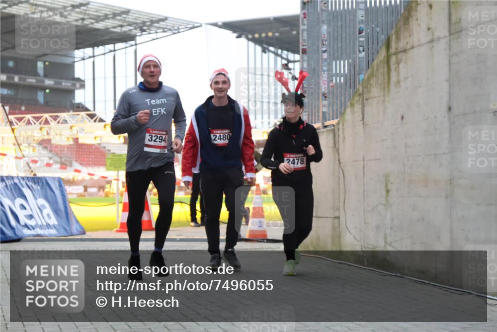 08.12.2024 - St. Pauli X-Mass-Run No. 14 H.Heesch http://msf.ph/oto/7496055 08.12.2024 10:00:11 Ziel 100, 2932, 123, 2478, 2480, 2739, 2958, 3294 meine-sportfotos.de