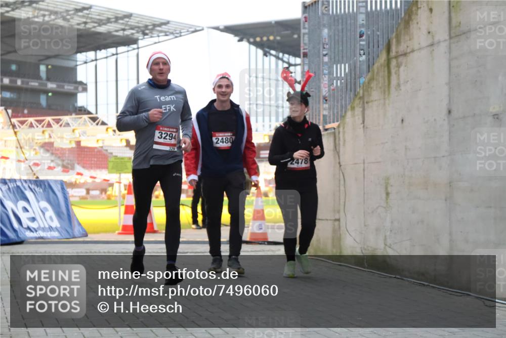 08.12.2024 - St. Pauli X-Mass-Run No. 14 H.Heesch http://msf.ph/oto/7496060 08.12.2024 10:00:11 Ziel 100, 2932, 123, 2478, 2480, 2739, 2958, 3294 meine-sportfotos.de