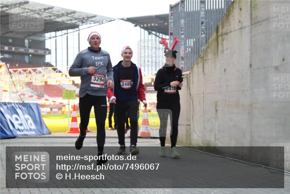 08.12.2024 - St. Pauli X-Mass-Run No. 14 H.Heesch http://msf.ph/oto/7496067 08.12.2024 10:00:11 Ziel 100, 2932, 123, 2478, 2480, 2739, 2958, 3294 meine-sportfotos.de