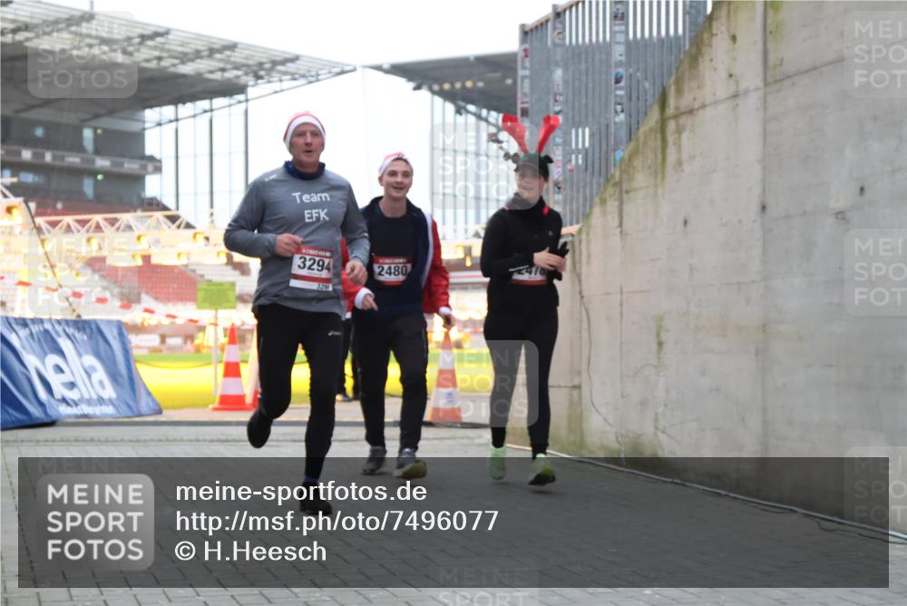 08.12.2024 - St. Pauli X-Mass-Run No. 14 H.Heesch http://msf.ph/oto/7496077 08.12.2024 10:00:11 Ziel 100, 2932, 123, 2478, 2480, 2739, 2958, 3294 meine-sportfotos.de