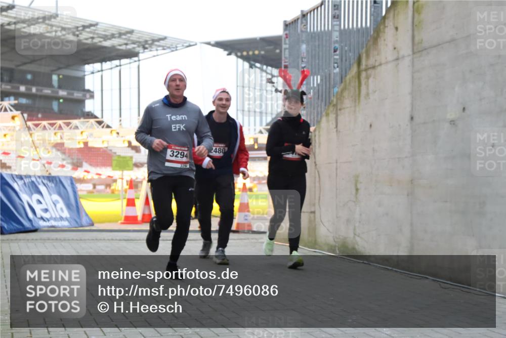 08.12.2024 - St. Pauli X-Mass-Run No. 14 H.Heesch http://msf.ph/oto/7496086 08.12.2024 10:00:11 Ziel 100, 2932, 123, 2478, 2480, 2739, 2958, 3294 meine-sportfotos.de