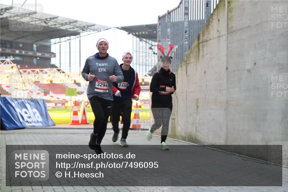 08.12.2024 - St. Pauli X-Mass-Run No. 14 H.Heesch http://msf.ph/oto/7496095 08.12.2024 10:00:11 Ziel 100, 2932, 123, 2478, 2480, 2739, 2958, 3294 meine-sportfotos.de