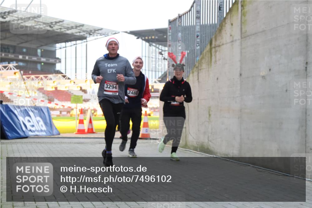 08.12.2024 - St. Pauli X-Mass-Run No. 14 H.Heesch http://msf.ph/oto/7496102 08.12.2024 10:00:11 Ziel 100, 2932, 123, 2478, 2480, 2739, 2958, 3294 meine-sportfotos.de