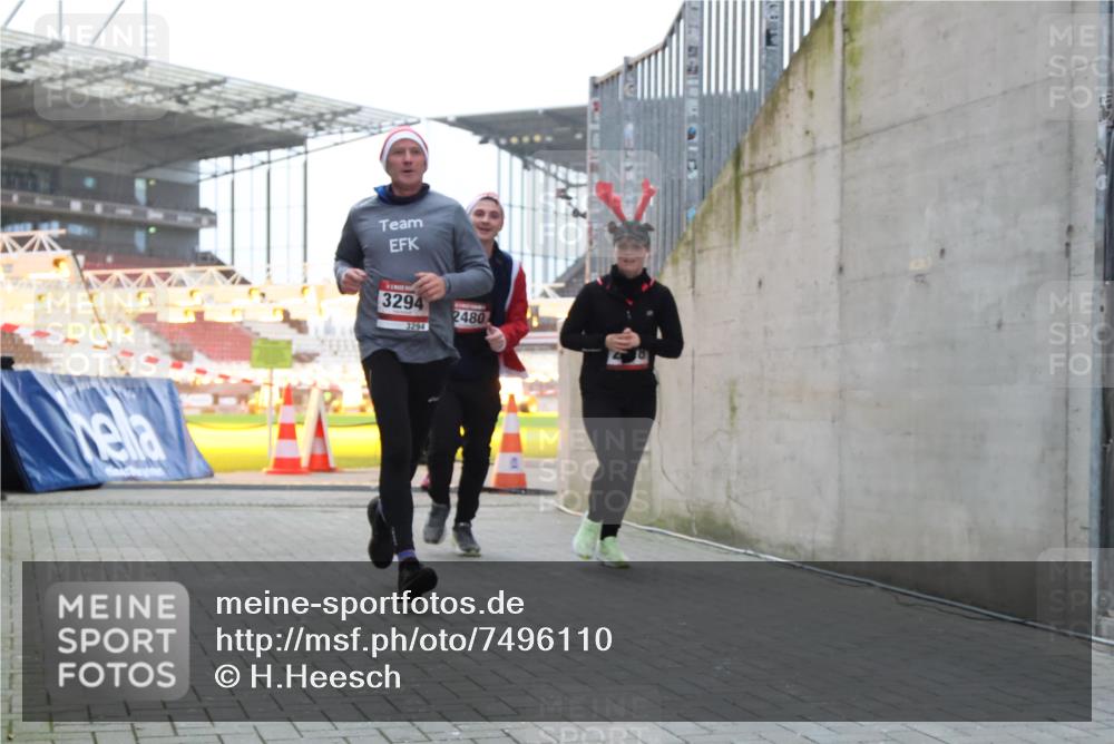08.12.2024 - St. Pauli X-Mass-Run No. 14 H.Heesch http://msf.ph/oto/7496110 08.12.2024 10:00:11 Ziel 100, 2932, 123, 2478, 2480, 2739, 2958, 3294 meine-sportfotos.de