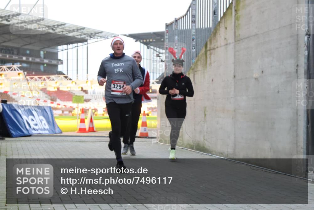 08.12.2024 - St. Pauli X-Mass-Run No. 14 H.Heesch http://msf.ph/oto/7496117 08.12.2024 10:00:11 Ziel 100, 2932, 123, 2478, 2480, 2739, 2958, 3294 meine-sportfotos.de