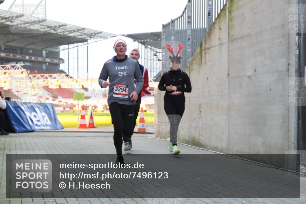08.12.2024 - St. Pauli X-Mass-Run No. 14 H.Heesch http://msf.ph/oto/7496123 08.12.2024 10:00:12 Ziel 100, 2932, 3294, 123, 2478, 2480, 2739, 2958, 3294 meine-sportfotos.de