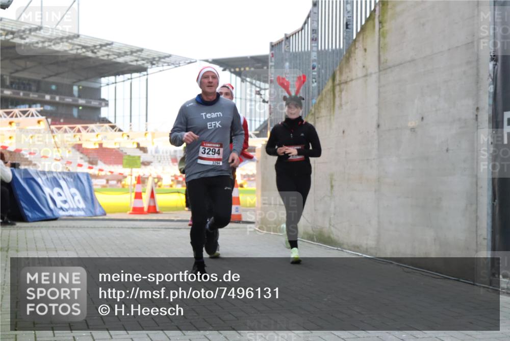 08.12.2024 - St. Pauli X-Mass-Run No. 14 H.Heesch http://msf.ph/oto/7496131 08.12.2024 10:00:12 Ziel 100, 2932, 3294, 123, 2478, 2480, 2739, 2958, 3294 meine-sportfotos.de