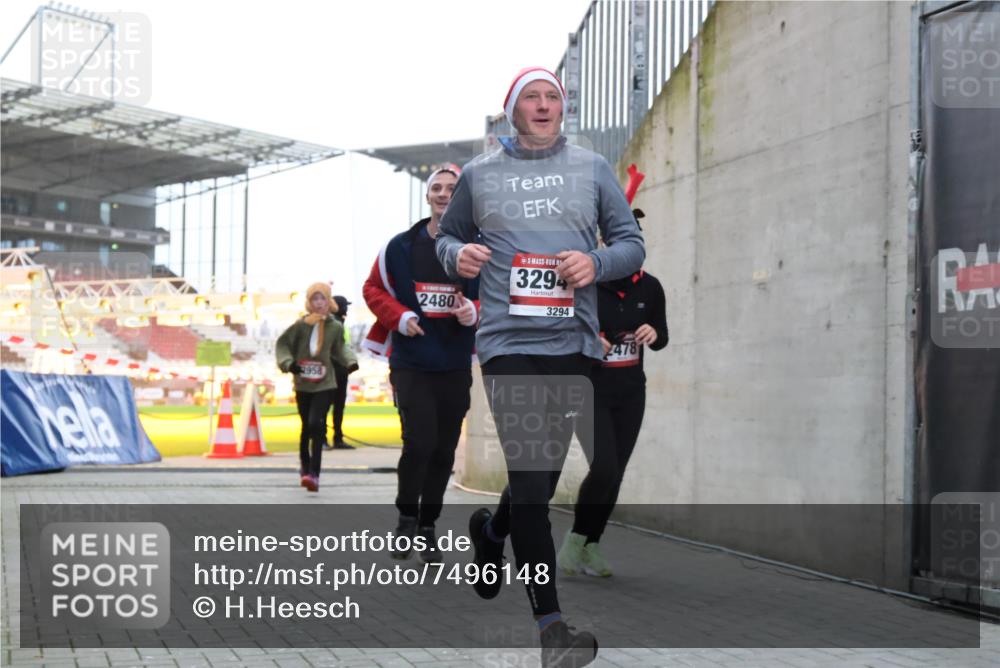 08.12.2024 - St. Pauli X-Mass-Run No. 14 H.Heesch http://msf.ph/oto/7496148 08.12.2024 10:00:12 Ziel 100, 2932, 3294, 123, 2478, 2480, 2739, 2958, 3294 meine-sportfotos.de
