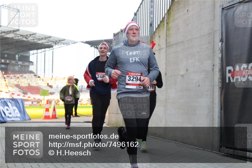 08.12.2024 - St. Pauli X-Mass-Run No. 14 H.Heesch http://msf.ph/oto/7496162 08.12.2024 10:00:12 Ziel 100, 2932, 3294, 123, 2478, 2480, 2739, 2958, 3294 meine-sportfotos.de