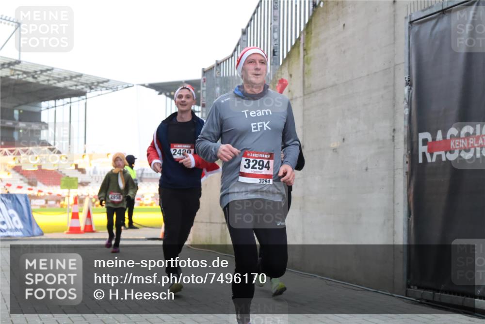 08.12.2024 - St. Pauli X-Mass-Run No. 14 H.Heesch http://msf.ph/oto/7496170 08.12.2024 10:00:12 Ziel 100, 2932, 3294, 123, 2478, 2480, 2739, 2958, 3294 meine-sportfotos.de