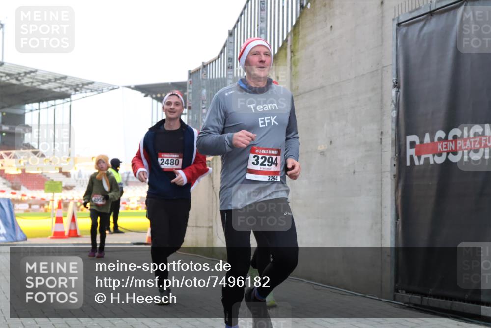 08.12.2024 - St. Pauli X-Mass-Run No. 14 H.Heesch http://msf.ph/oto/7496182 08.12.2024 10:00:12 Ziel 100, 2932, 3294, 123, 2478, 2480, 2739, 2958, 3294 meine-sportfotos.de