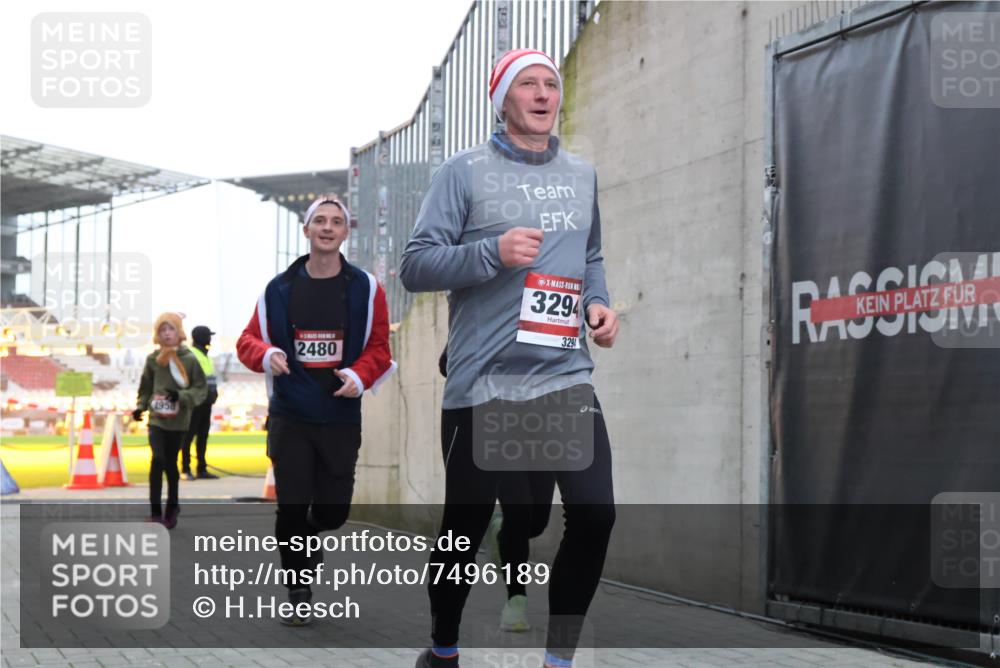 08.12.2024 - St. Pauli X-Mass-Run No. 14 H.Heesch http://msf.ph/oto/7496189 08.12.2024 10:00:12 Ziel 100, 2932, 3294, 123, 2478, 2480, 2739, 2958, 3294 meine-sportfotos.de