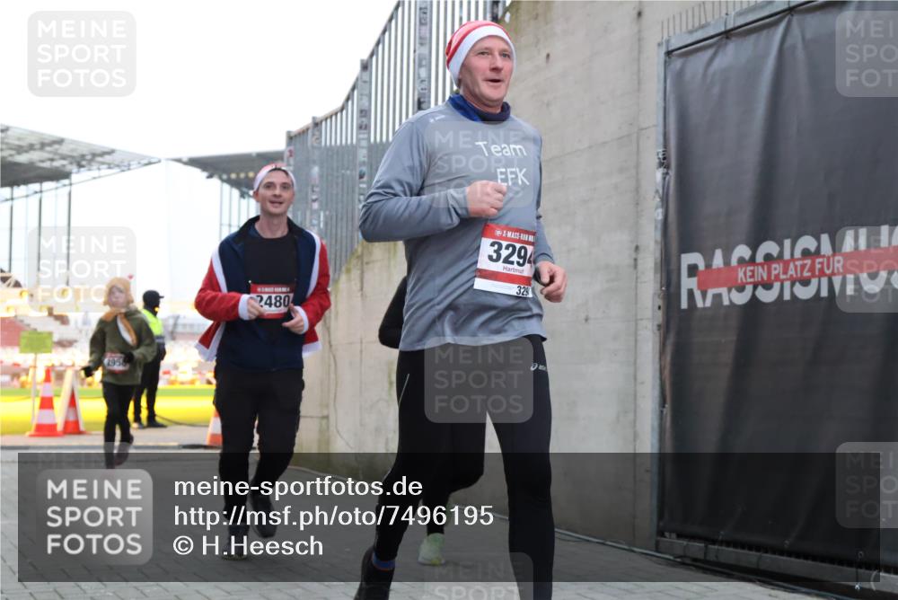 08.12.2024 - St. Pauli X-Mass-Run No. 14 H.Heesch http://msf.ph/oto/7496195 08.12.2024 10:00:13 Ziel 100, 2478, 2480, 2932, 3294, 123, 2478, 2480, 2739, 2958, 3294 meine-sportfotos.de