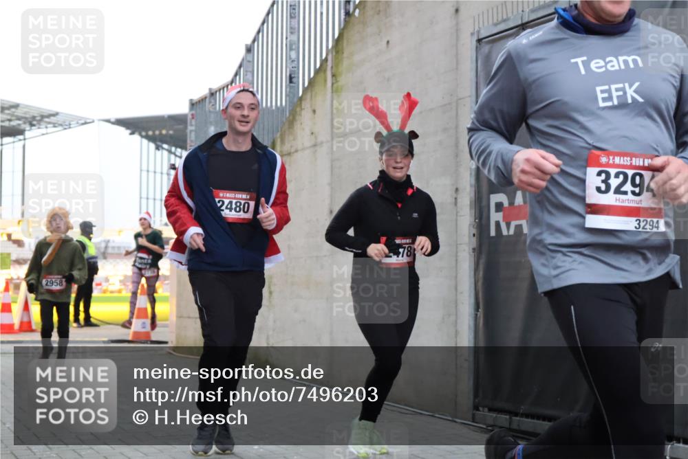 08.12.2024 - St. Pauli X-Mass-Run No. 14 H.Heesch http://msf.ph/oto/7496203 08.12.2024 10:00:13 Ziel 100, 2478, 2480, 2932, 3294, 123, 2478, 2480, 2739, 2958, 3294 meine-sportfotos.de