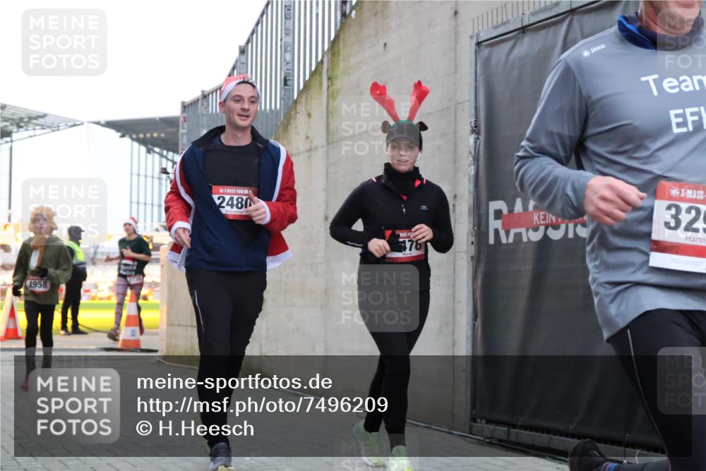 08.12.2024 - St. Pauli X-Mass-Run No. 14 H.Heesch http://msf.ph/oto/7496209 08.12.2024 10:00:13 Ziel 100, 2478, 2480, 2932, 3294, 123, 2478, 2480, 2739, 2958, 3294 meine-sportfotos.de