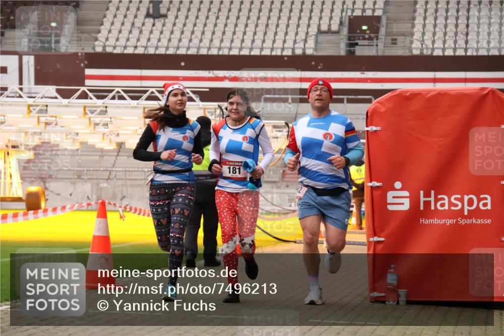 08.12.2024 - St. Pauli X-Mass-Run No. 14 Yannick Fuchs http://msf.ph/oto/7496213 08.12.2024 10:57:37 Ziel 52, 181, 202, 207 meine-sportfotos.de