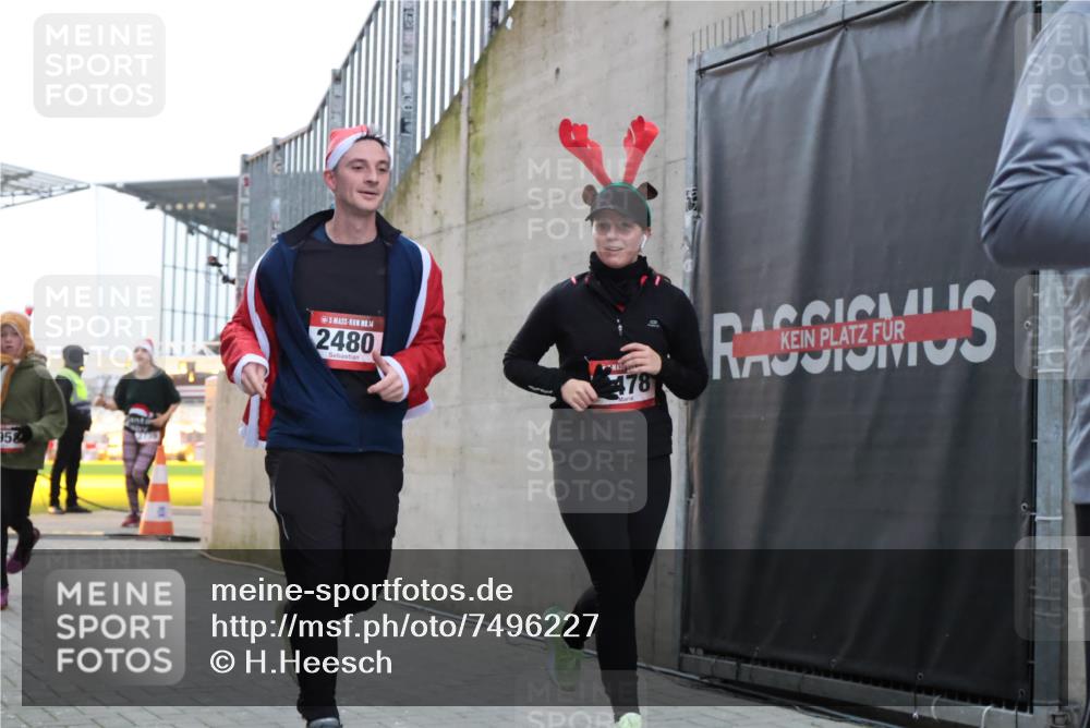 08.12.2024 - St. Pauli X-Mass-Run No. 14 H.Heesch http://msf.ph/oto/7496227 08.12.2024 10:00:13 Ziel 100, 2478, 2480, 2932, 3294, 123, 2478, 2480, 2739, 2958, 3294 meine-sportfotos.de