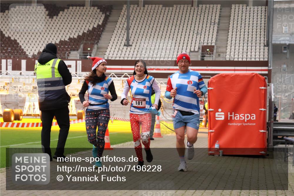 08.12.2024 - St. Pauli X-Mass-Run No. 14 Yannick Fuchs http://msf.ph/oto/7496228 08.12.2024 10:57:39 Ziel 52, 181, 202, 207 meine-sportfotos.de