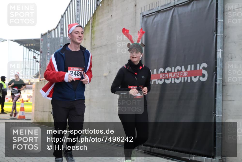 08.12.2024 - St. Pauli X-Mass-Run No. 14 H.Heesch http://msf.ph/oto/7496242 08.12.2024 10:00:13 Ziel 100, 2478, 2480, 2932, 3294, 123, 2478, 2480, 2739, 2958, 3294 meine-sportfotos.de