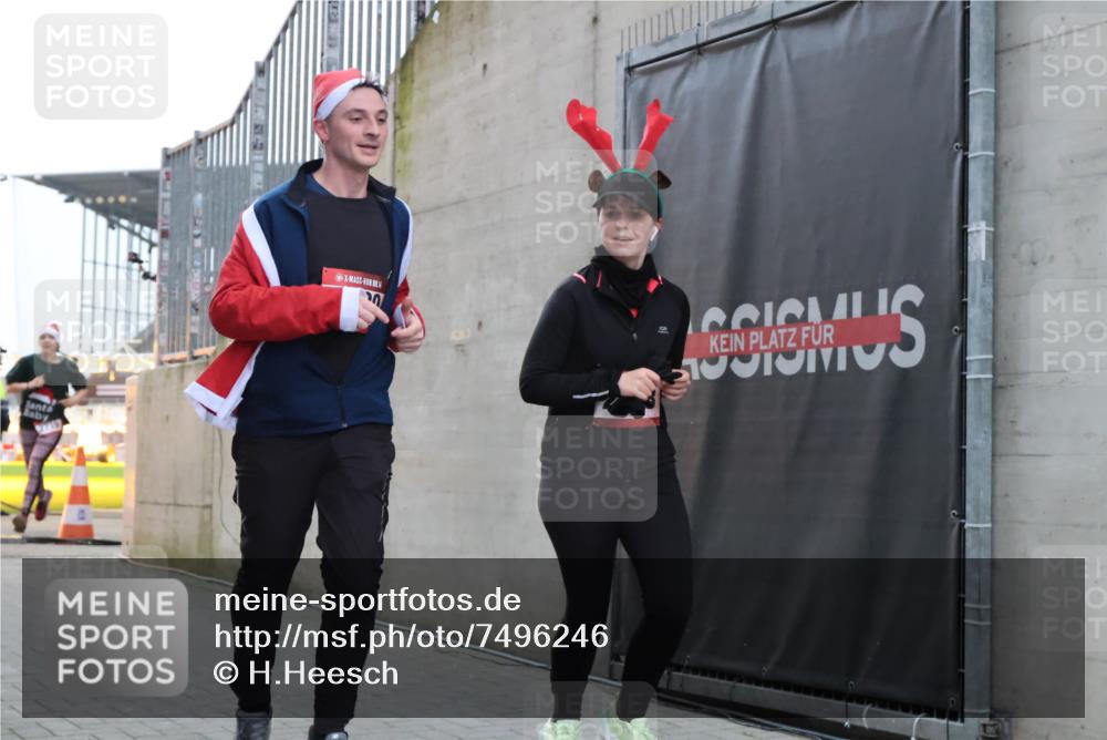 08.12.2024 - St. Pauli X-Mass-Run No. 14 H.Heesch http://msf.ph/oto/7496246 08.12.2024 10:00:13 Ziel 100, 2478, 2480, 2932, 3294, 123, 2478, 2480, 2739, 2958, 3294 meine-sportfotos.de