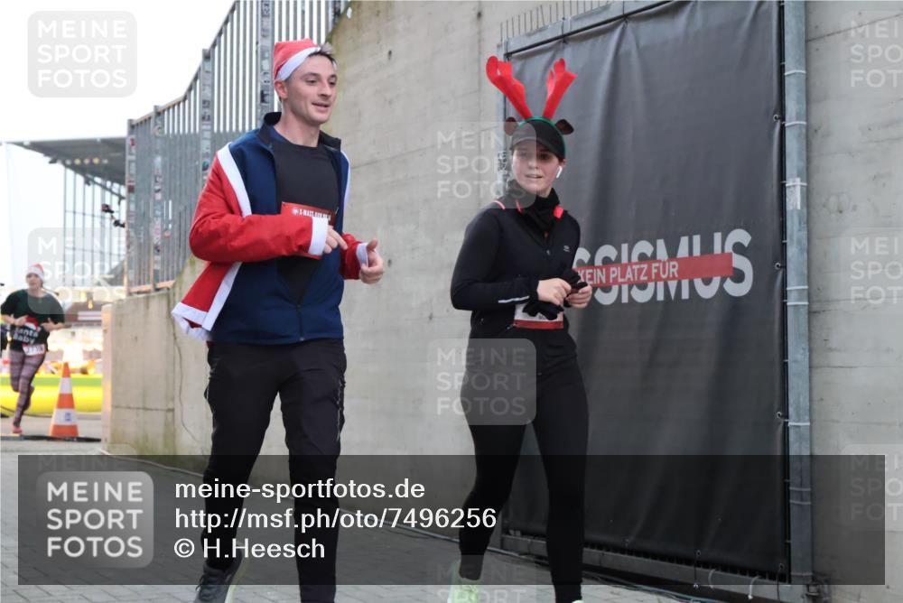 08.12.2024 - St. Pauli X-Mass-Run No. 14 H.Heesch http://msf.ph/oto/7496256 08.12.2024 10:00:13 Ziel 100, 2478, 2480, 2932, 3294, 123, 2478, 2480, 2739, 2958, 3294 meine-sportfotos.de