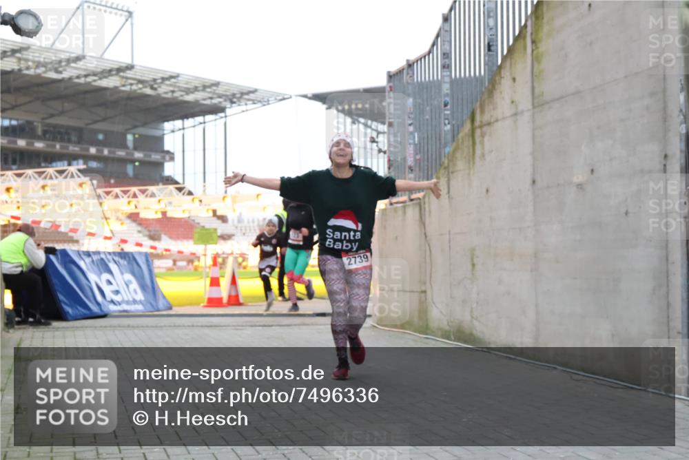 08.12.2024 - St. Pauli X-Mass-Run No. 14 H.Heesch http://msf.ph/oto/7496336 08.12.2024 10:00:16 Ziel 100, 2478, 2480, 2932, 2958, 3294, 123, 2739, 2958 meine-sportfotos.de