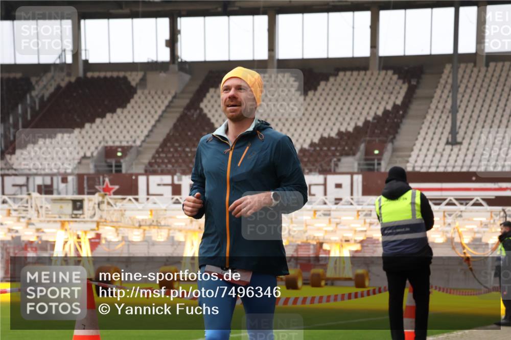 08.12.2024 - St. Pauli X-Mass-Run No. 14 Yannick Fuchs http://msf.ph/oto/7496346 08.12.2024 10:57:46 Ziel 52, 181, 202, 207 meine-sportfotos.de