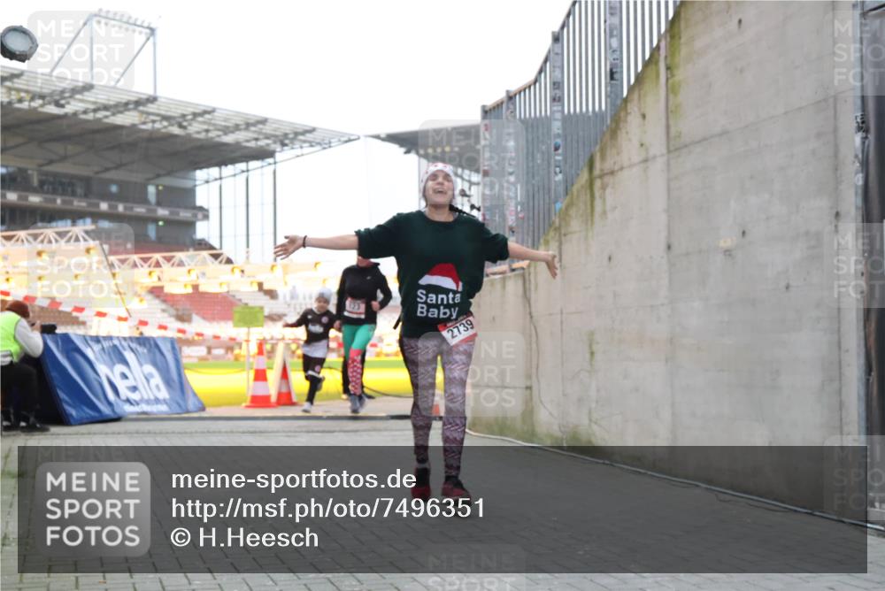 08.12.2024 - St. Pauli X-Mass-Run No. 14 H.Heesch http://msf.ph/oto/7496351 08.12.2024 10:00:16 Ziel 100, 2478, 2480, 2932, 2958, 3294, 123, 2739, 2958 meine-sportfotos.de
