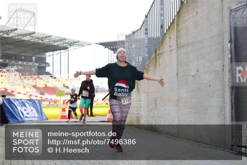 08.12.2024 - St. Pauli X-Mass-Run No. 14 H.Heesch http://msf.ph/oto/7496386 08.12.2024 10:00:16 Ziel 100, 2478, 2480, 2932, 2958, 3294, 123, 2739, 2958 meine-sportfotos.de