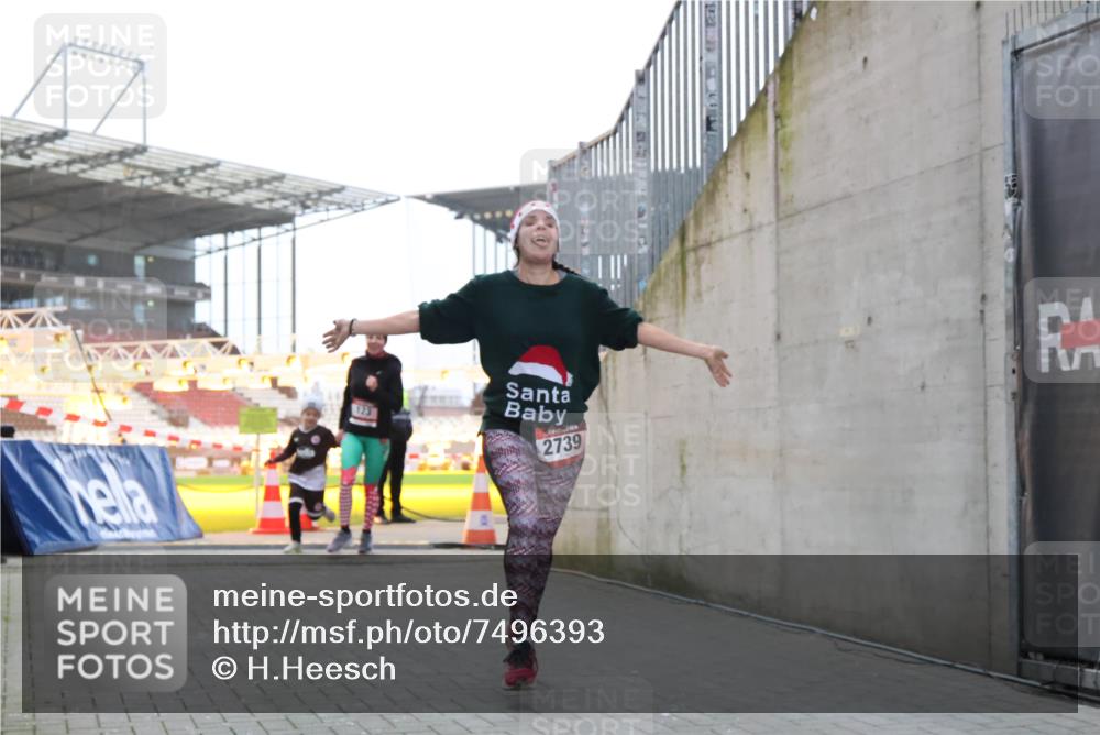 08.12.2024 - St. Pauli X-Mass-Run No. 14 H.Heesch http://msf.ph/oto/7496393 08.12.2024 10:00:16 Ziel 100, 2478, 2480, 2932, 2958, 3294, 123, 2739, 2958 meine-sportfotos.de