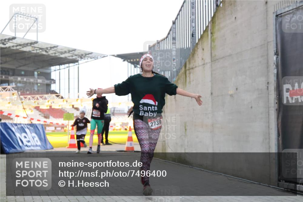 08.12.2024 - St. Pauli X-Mass-Run No. 14 H.Heesch http://msf.ph/oto/7496400 08.12.2024 10:00:16 Ziel 100, 2478, 2480, 2932, 2958, 3294, 123, 2739, 2958 meine-sportfotos.de