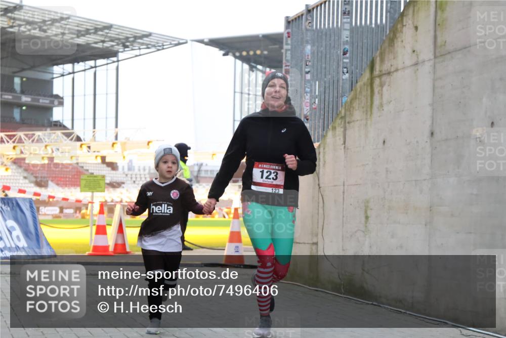 08.12.2024 - St. Pauli X-Mass-Run No. 14 H.Heesch http://msf.ph/oto/7496406 08.12.2024 10:00:19 Ziel 123, 2478, 2480, 2739, 2958, 3294, 123, 2739 meine-sportfotos.de