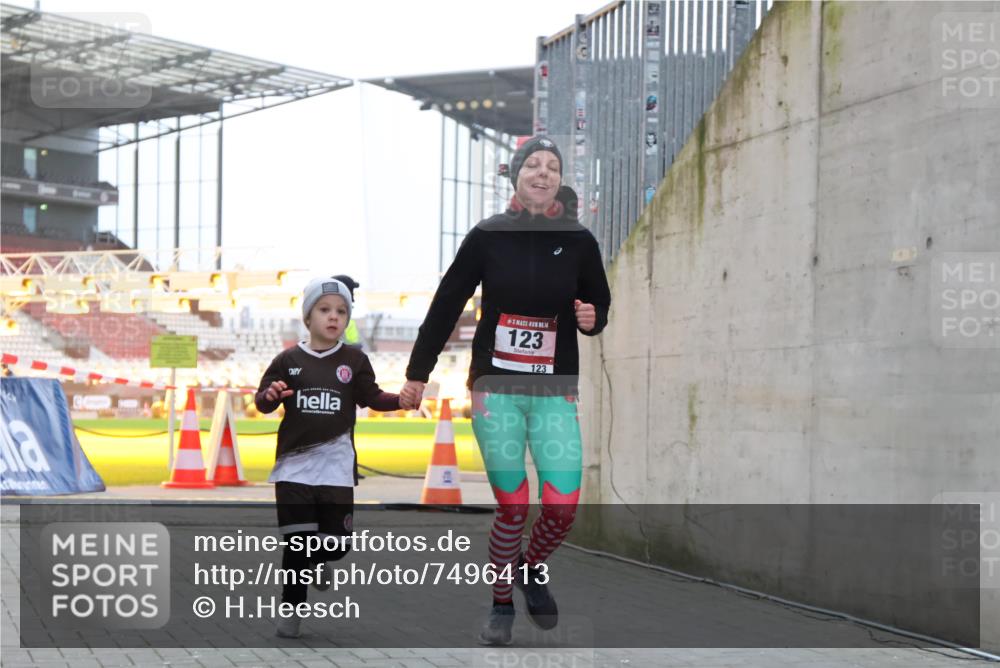 08.12.2024 - St. Pauli X-Mass-Run No. 14 H.Heesch http://msf.ph/oto/7496413 08.12.2024 10:00:19 Ziel 123, 2478, 2480, 2739, 2958, 3294, 123, 2739 meine-sportfotos.de