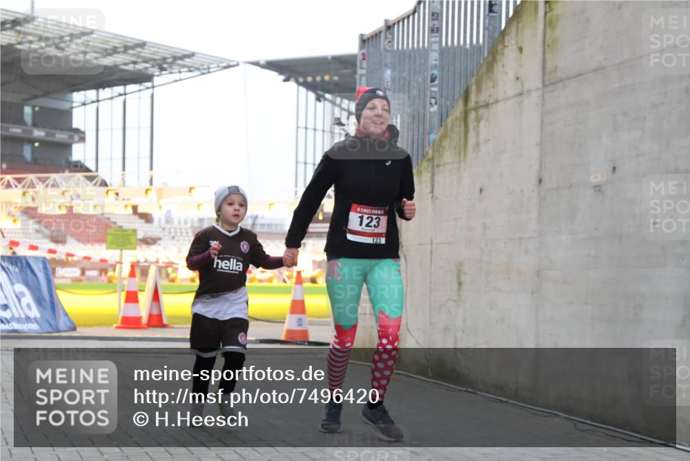 08.12.2024 - St. Pauli X-Mass-Run No. 14 H.Heesch http://msf.ph/oto/7496420 08.12.2024 10:00:19 Ziel 123, 2478, 2480, 2739, 2958, 3294, 123, 2739 meine-sportfotos.de