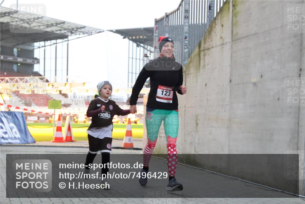 08.12.2024 - St. Pauli X-Mass-Run No. 14 H.Heesch http://msf.ph/oto/7496429 08.12.2024 10:00:19 Ziel 123, 2478, 2480, 2739, 2958, 3294, 123, 2739 meine-sportfotos.de