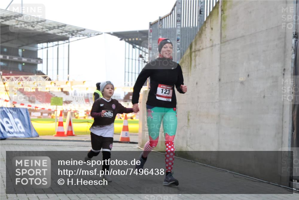 08.12.2024 - St. Pauli X-Mass-Run No. 14 H.Heesch http://msf.ph/oto/7496438 08.12.2024 10:00:19 Ziel 123, 2478, 2480, 2739, 2958, 3294, 123, 2739 meine-sportfotos.de